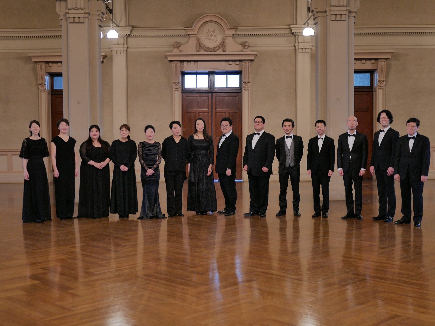 大阪市中央公会堂のホールに並ぶ SOM vocal ensemble のメンバー