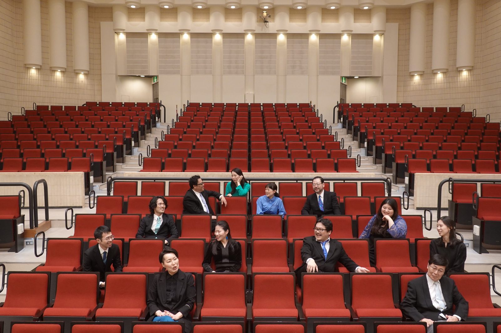 ホールの客席で語り合う SOM vocal ensemble のメンバー