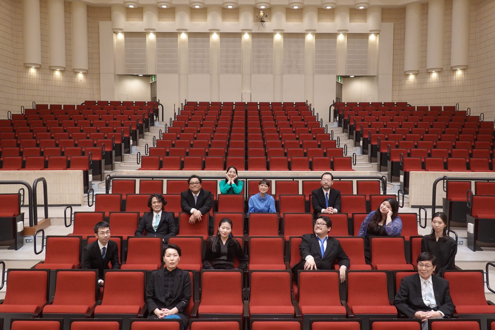 ホールの客席に座る SOM vocal ensemble のメンバー