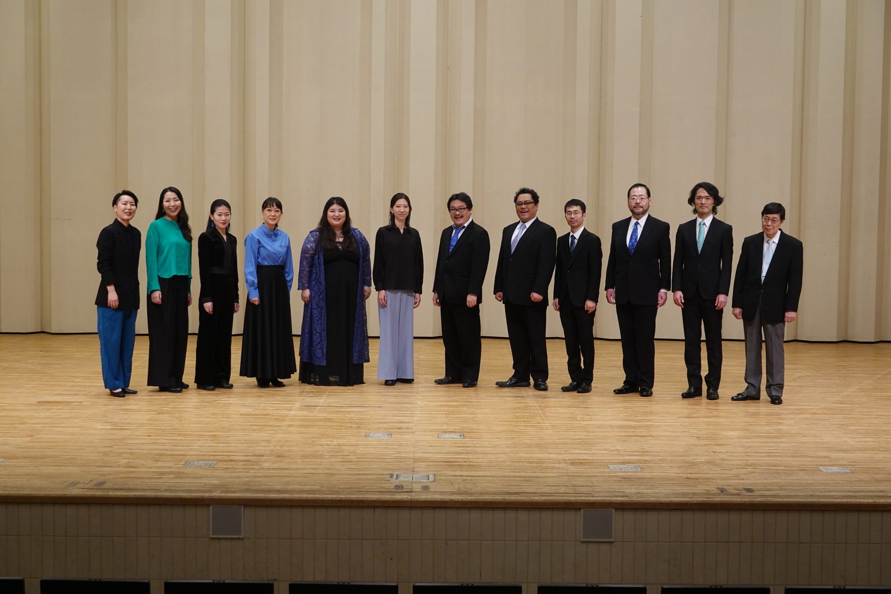 豊中市文化芸術センター アクア中ホールの舞台に並ぶ SOM vocal ensemble