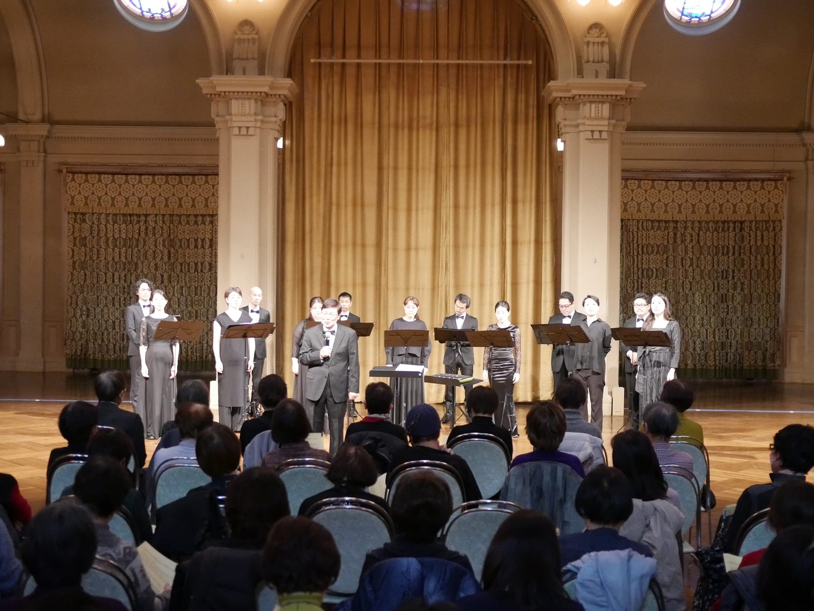 大阪市中央公会堂 中集会室での第1回公演。指揮者が客席に語りかけている